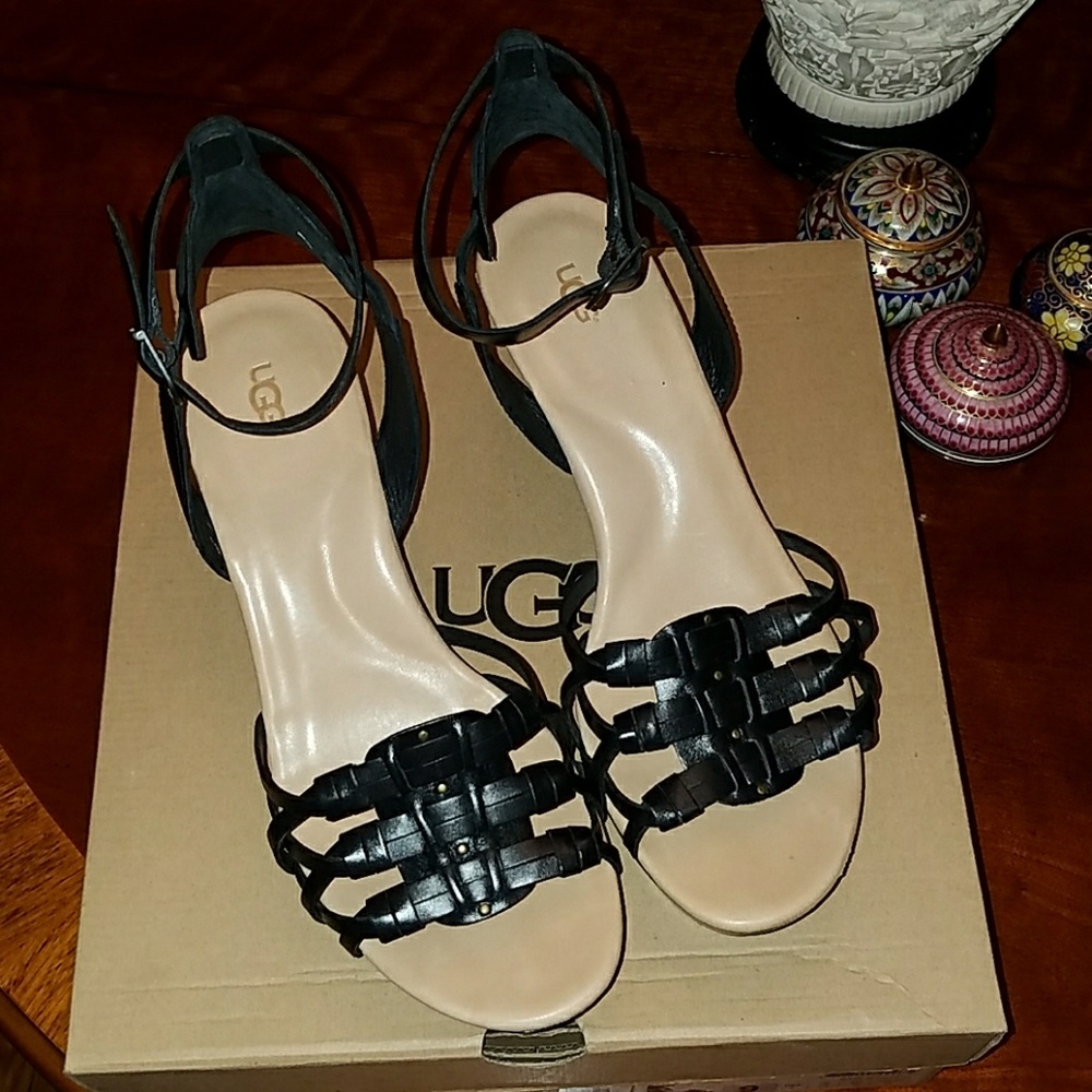 UGG Farrah Wedges/Sandals💕 Size 9B